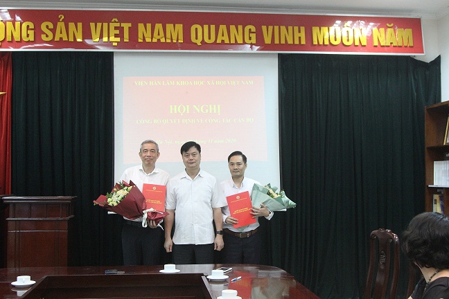 Hình ảnh: Trao Quyết định bổ nhiệm Tổng biên tập và Phó Tổng biên tập Tạp chí Khoa học xã hội Việt Nam số 1