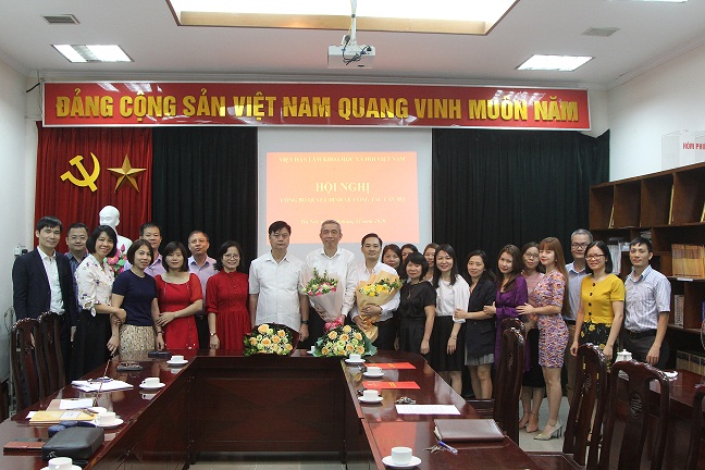 Hình ảnh: Trao Quyết định bổ nhiệm Tổng biên tập và Phó Tổng biên tập Tạp chí Khoa học xã hội Việt Nam số 2