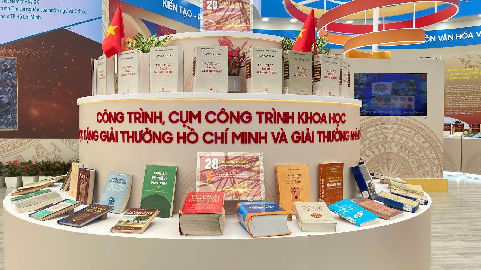 Hình ảnh: Nhà xuất bản và Tạp chí Khoa học xã hội góp phần lan tỏa tri thức tại Triển lãm 80 năm “Hành trình Độc lập - Tự do - Hạnh phúc” số 2