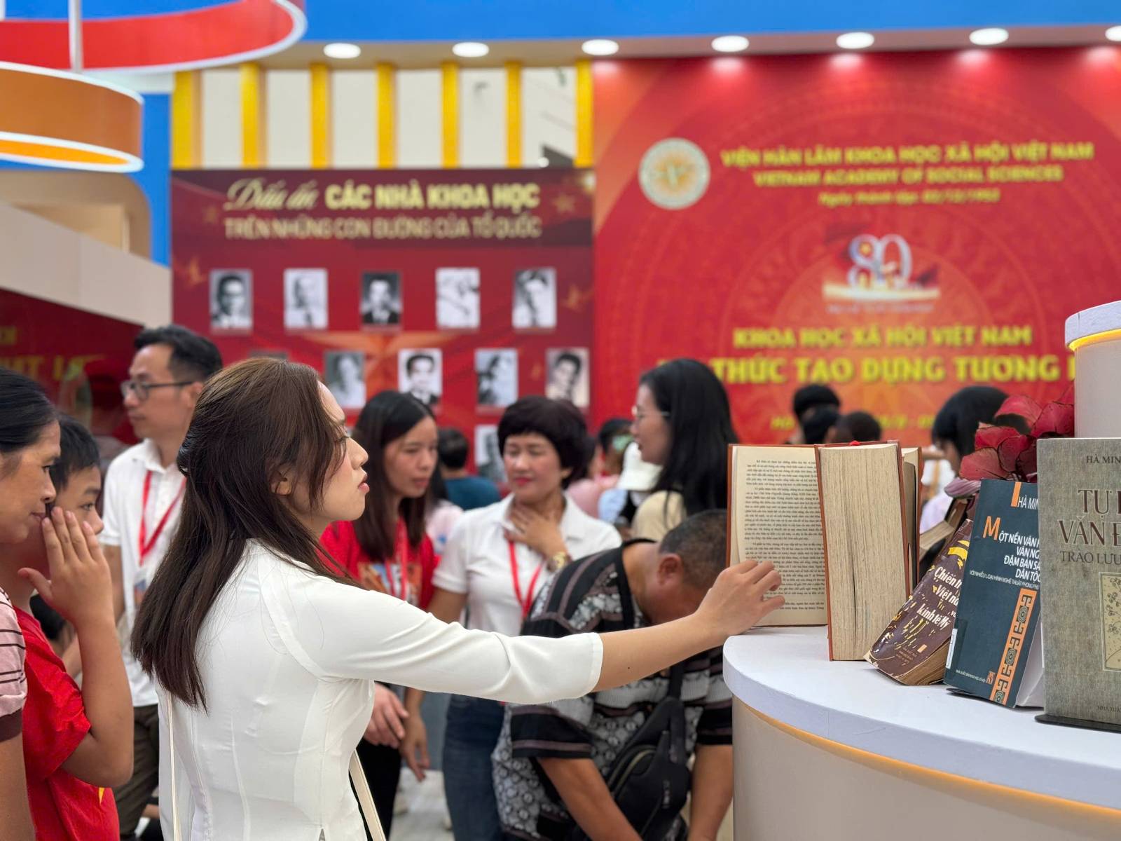 Hình ảnh: Nhà xuất bản và Tạp chí Khoa học xã hội góp phần lan tỏa tri thức tại Triển lãm 80 năm “Hành trình Độc lập - Tự do - Hạnh phúc” số 3