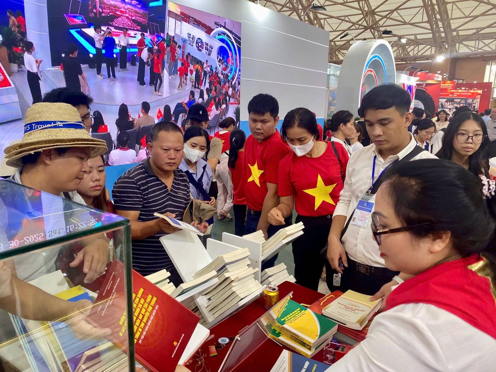 Hình ảnh: Nhà xuất bản và Tạp chí Khoa học xã hội góp phần lan tỏa tri thức tại Triển lãm 80 năm “Hành trình Độc lập - Tự do - Hạnh phúc” số 4