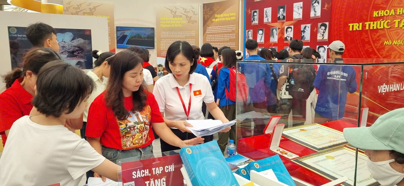 Hình ảnh: Nhà xuất bản và Tạp chí Khoa học xã hội góp phần lan tỏa tri thức tại Triển lãm 80 năm “Hành trình Độc lập - Tự do - Hạnh phúc” số 5